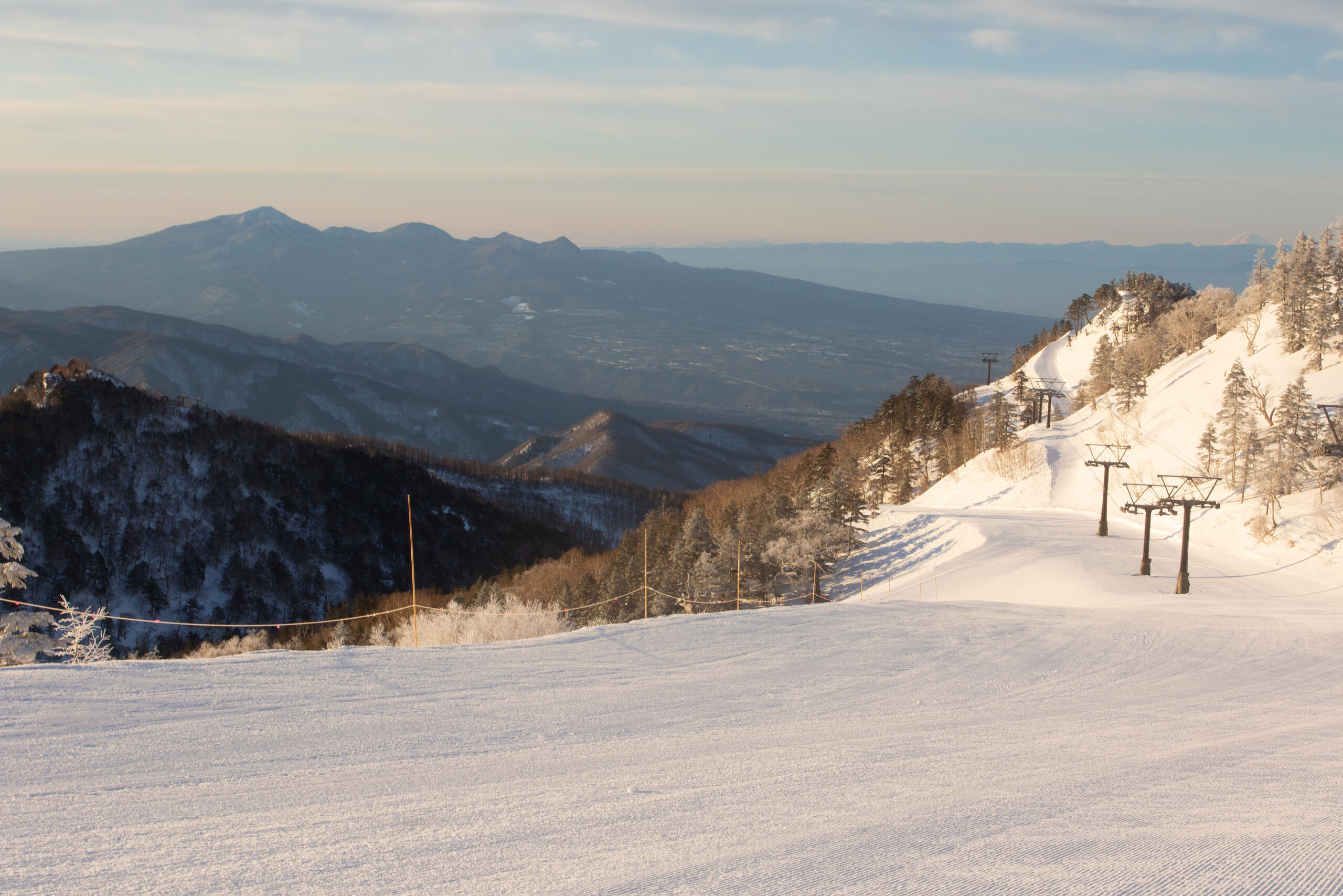 Kawaba Ski Resort Lift 1-day Package (1,000-yen meal + 500-yen gift ticket + POWDER LOUNGE usage tickets included)