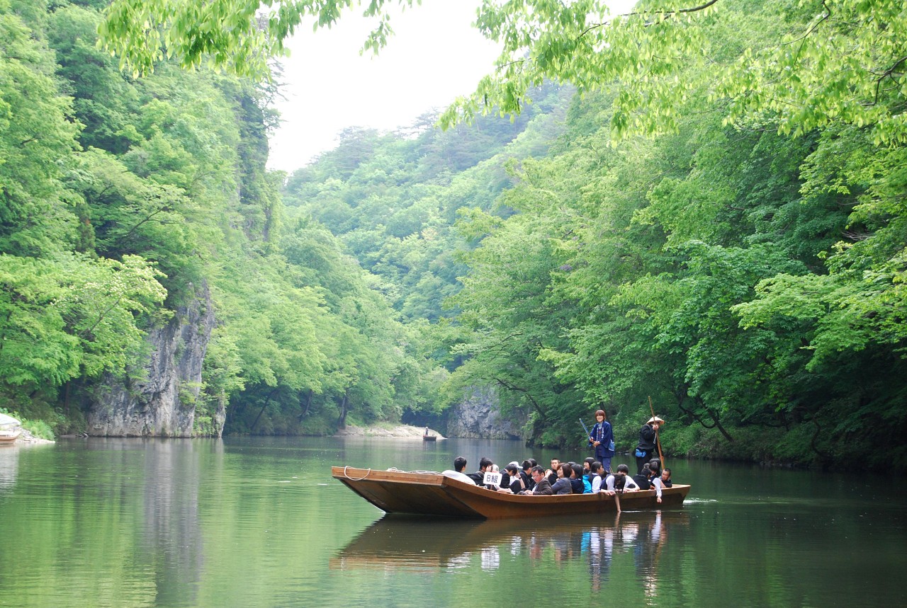 Scenic boat rides on the Geibi Gorge